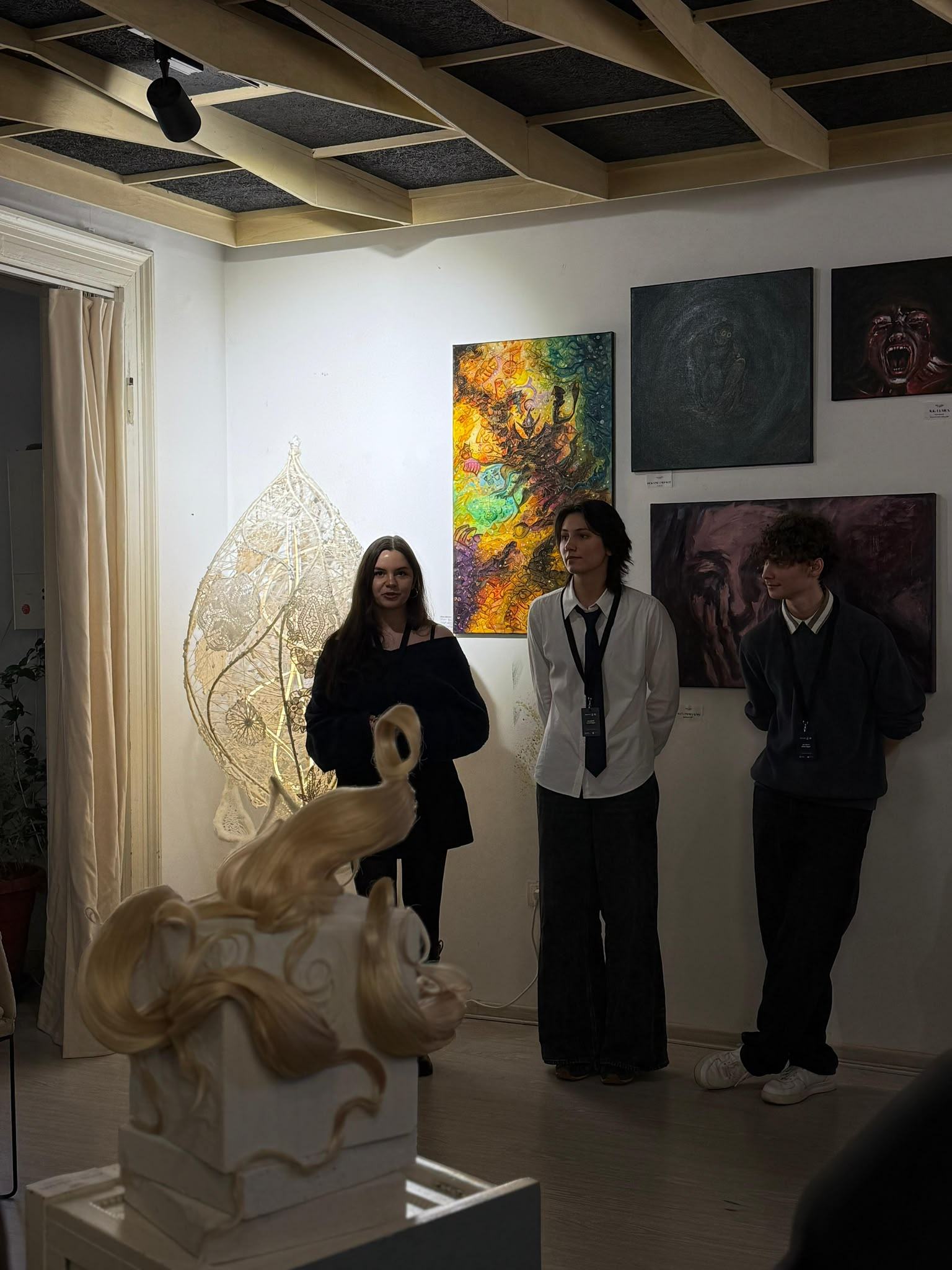 Expoziția de artă Tête-à-tête, cu lucrări ale artiștilor tineri